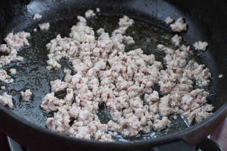 黑胡椒土豆泥,锅中倒入适量食用油烧热,将肉末放进去炒散至发白断生状态。