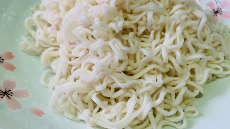 酸菜肉丝面,先将面条盛碗里,待会用