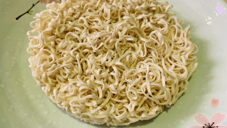 酸菜肉丝面,准备,<a style='color:red;display:inline-block;' href='/shicai/ 4982'>鸡蛋面</a>1片