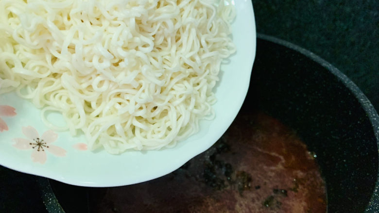 酸菜肉丝面,冷水时,就将面条下锅