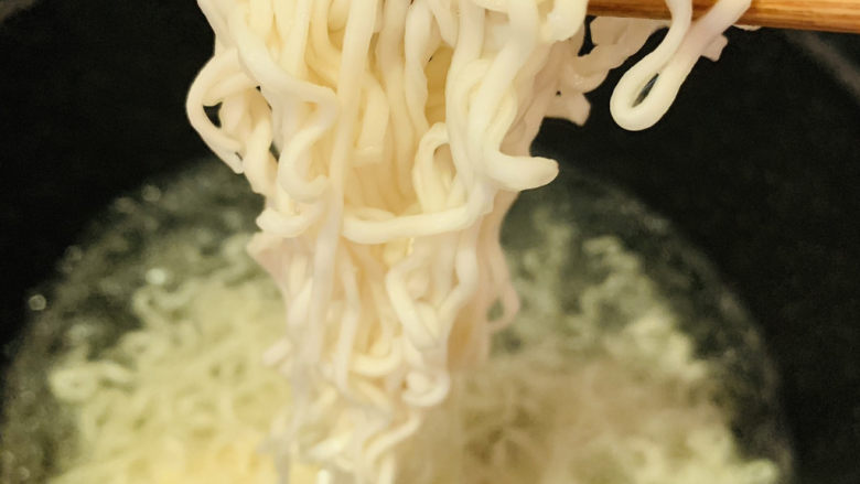 酸菜肉丝面,捞一会,夹起来