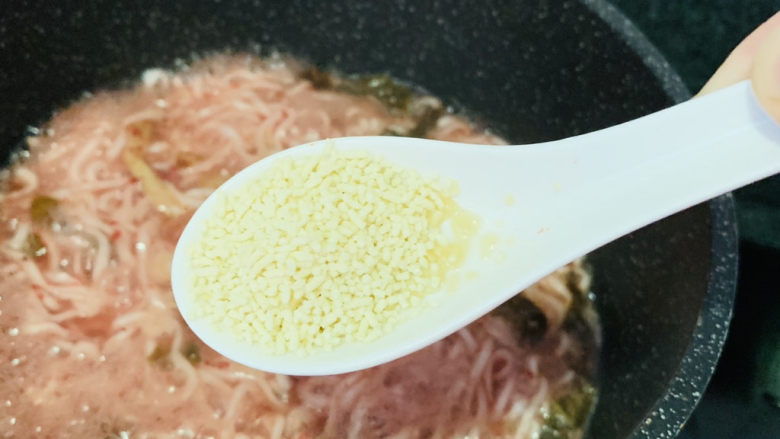 酸菜肉丝面,待水开,面条煮一会,加入<a style='color:red;display:inline-block;' href='/shicai/ 756'>鸡精</a>,搅拌均匀
