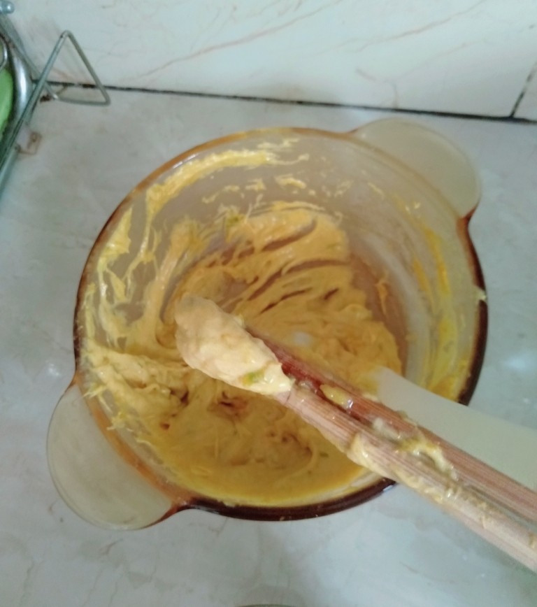 青菜炒南瓜面疙瘩,有裱花袋可以用裱花袋装面糊然后再挤进锅里,这样快,我没有裱花袋,所以就用筷子夹小一点放进锅里,也可以用勺子