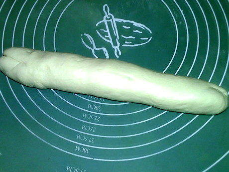 梅干菜烧饼,揉搓成长条,