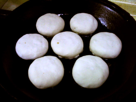 梅干菜烧饼,放入饼坯,
