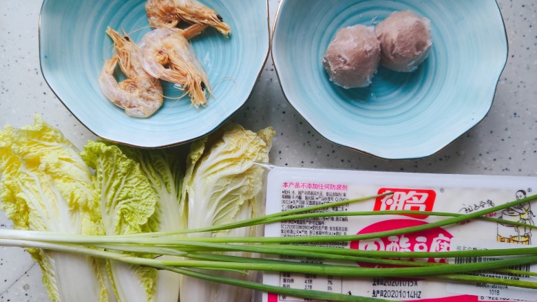 白菜豆腐汤,首先我们准备好所有食材