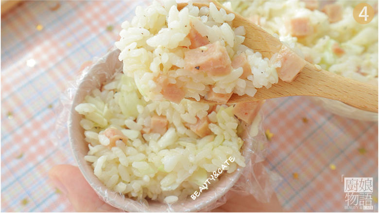 没想到剩饭还能这么做!妙啊~,小碗里铺上保鲜膜,装入米饭压实。