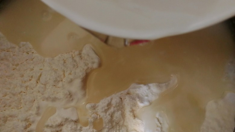 酸菜肉丝面,加大半碗清水(面和水的比例是2:1)