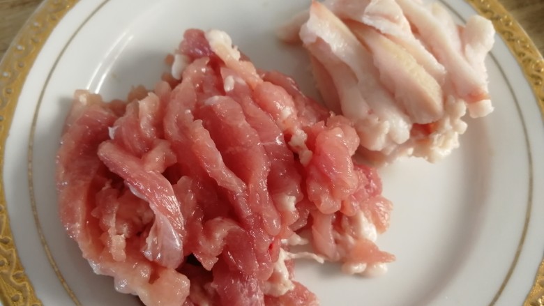 酸菜肉丝面,前槽肉切丝,肥瘦分开。