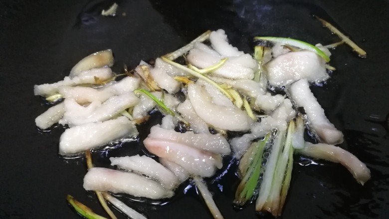 酸菜肉丝面,先下肥肉,文火煸炒出油脂。