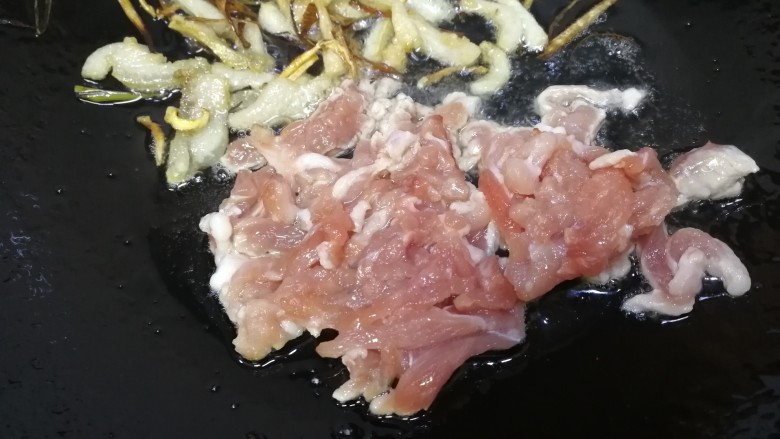 酸菜肉丝面,再下瘦肉丝,文火炒熟。