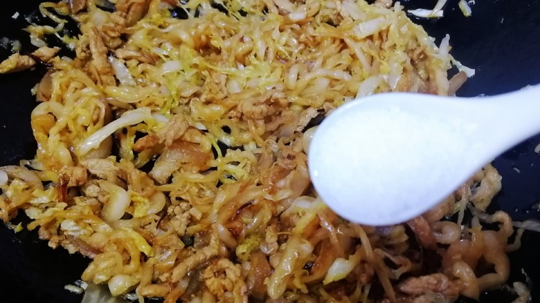 酸菜肉丝面,炒出微微酸味,炒出噼啪声,加一小勺盐。
