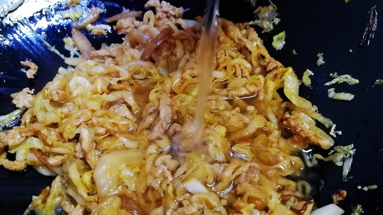 酸菜肉丝面,加800ml开水,中小火炖一会,炖出酸味汤汁。