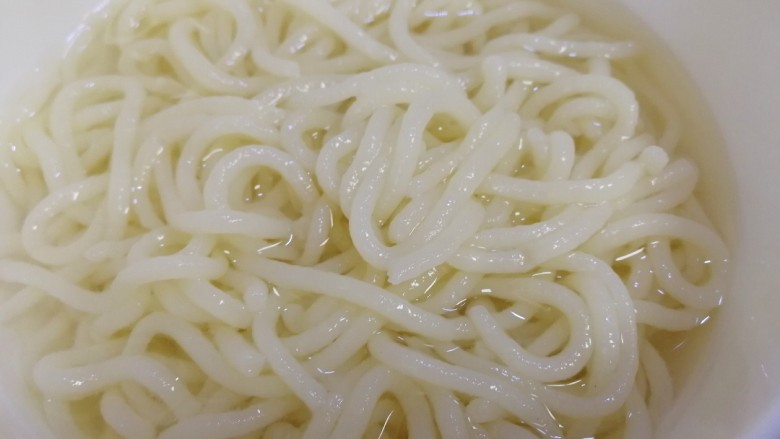 酸菜肉丝面,过两遍凉水,滤干水份。