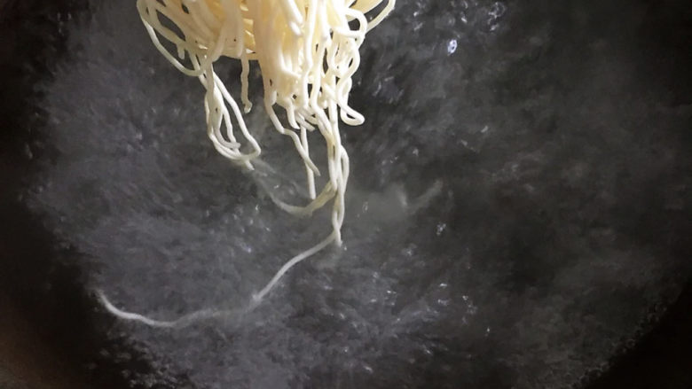 酸菜肉丝面,锅中倒入水,水开后放入面,待面浮出水面后再煮1分钟。