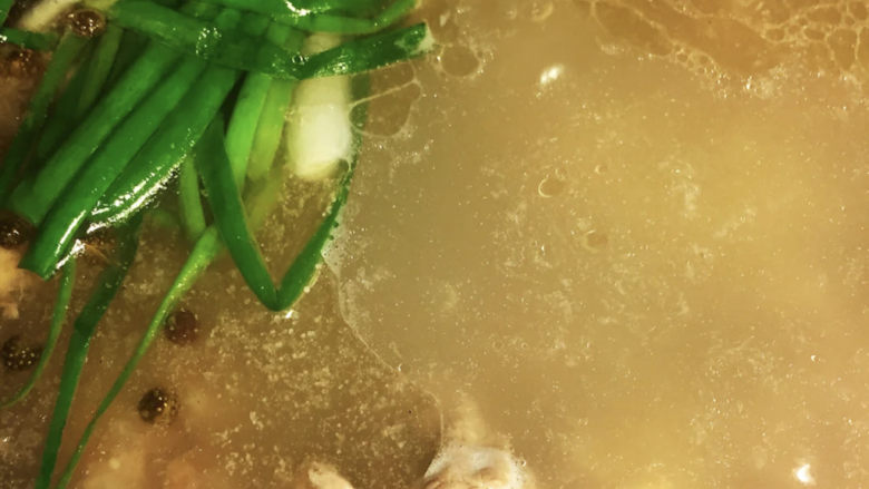 酸菜肉丝面,这边插播一个熬简易高汤的教程,用这种高汤
煮任何粉面都好吃都香。
1.猪骨/鸡鸭,料酒,姜片焯水。
2.冲洗干净
3.准备一口炖锅放入食材,姜,小葱,水开后小火熬制30分钟左右。