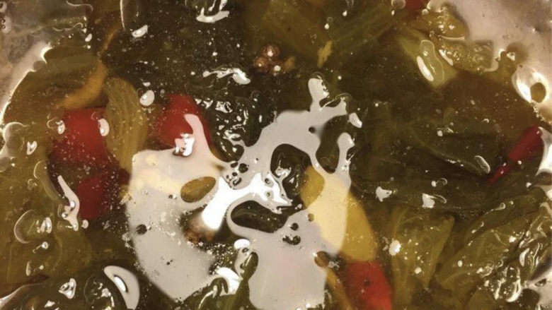 酸菜肉丝面,加入高汤:这边我放的是浓汤宝,如果你们有筒子骨汤或者鸡鸭熬的汤都可以,慢慢熬煮(没条件的加水后续味精鸡精调味,只是不会有那么鲜酸)。