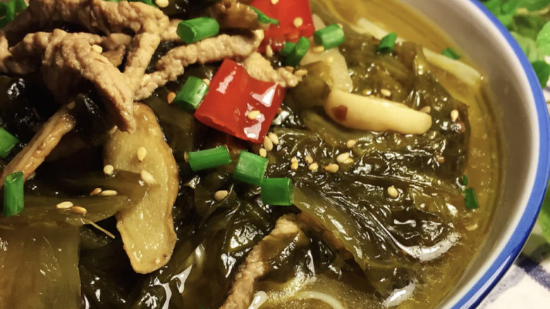 酸菜肉丝面,捞出装碗,🥣浇上老坛酸菜原汤,放上做好的肉丝,撒上葱花、芝麻。完成!