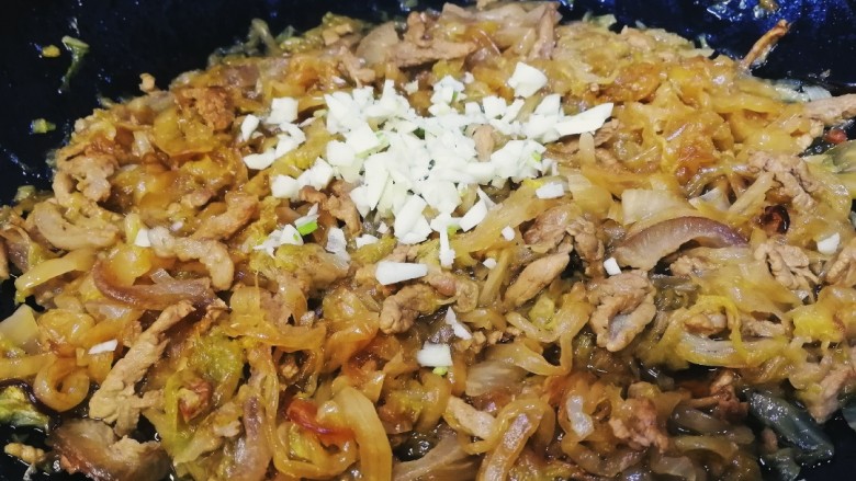 酸菜肉丝面,汤汁收到浓稠放入蒜末,拌匀即可。
