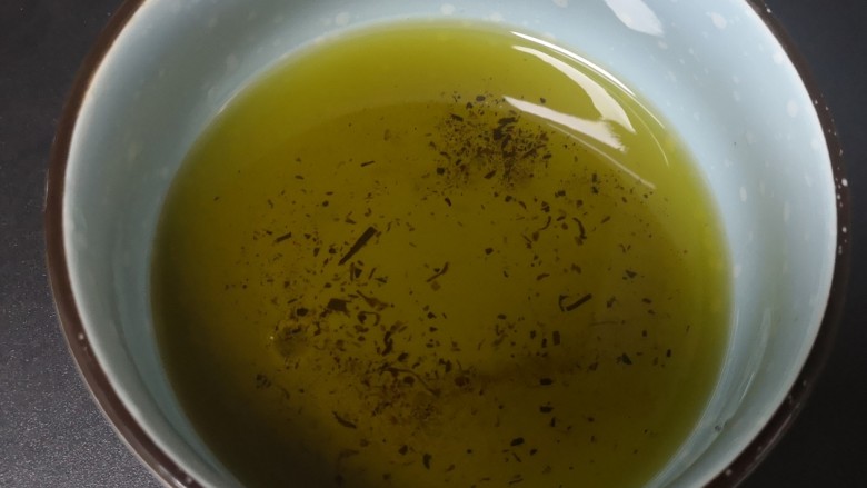 葱油蒸蟹,熬好的葱油色为绿色备用(可多做用于拌面拌菜都不错,下进水可以放几日)