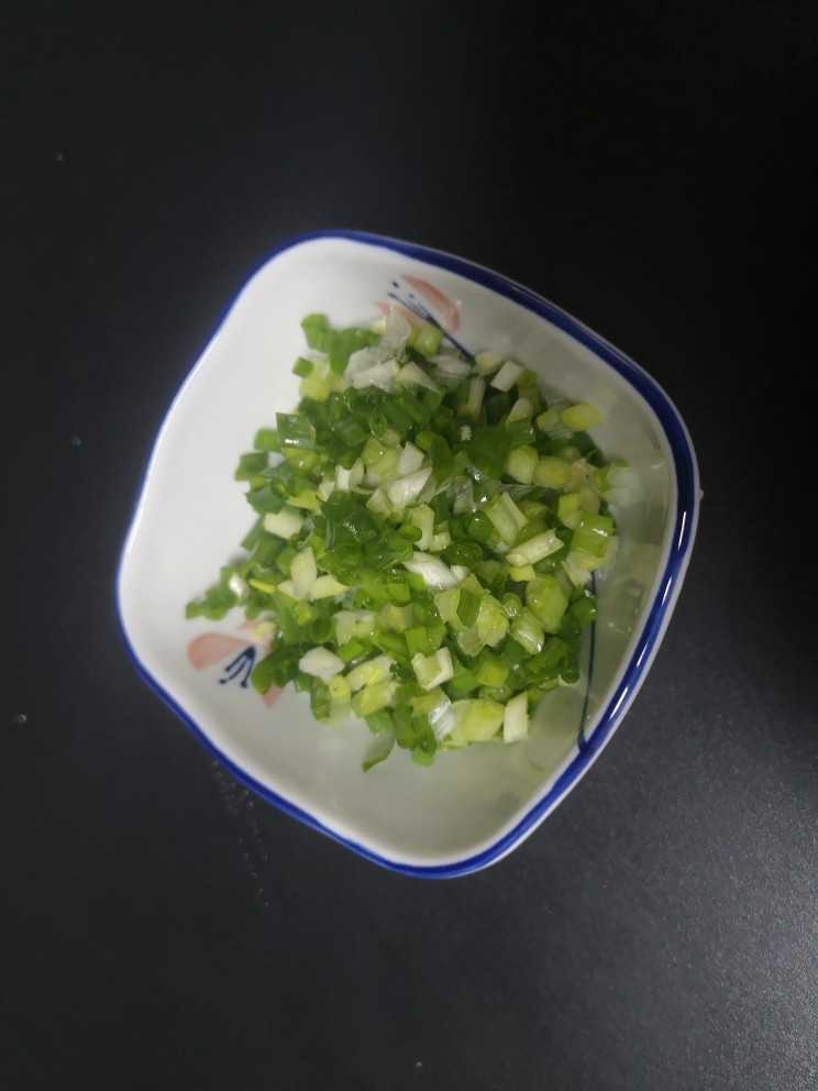 葱油蒸蟹,留的12颗葱切葱花(一分为二)