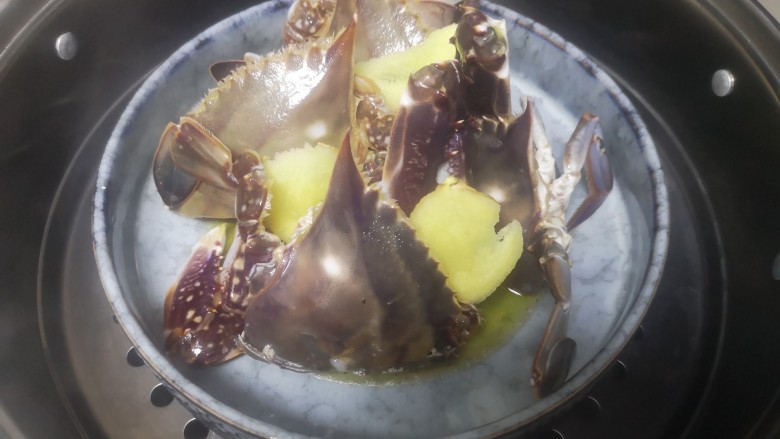 葱油蒸蟹,蒸锅热开上锅蒸10-12分钟成熟()