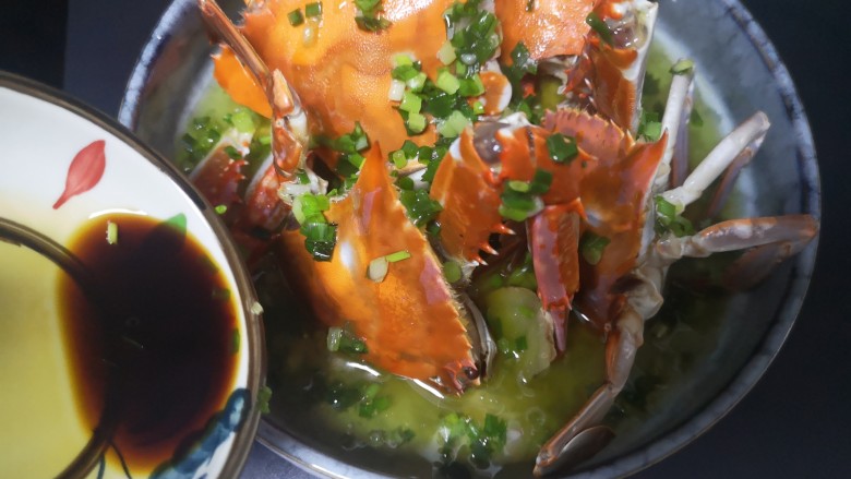 葱油蒸蟹,味美极生抽适星淋入,随着端走动自然的幌动均匀调味