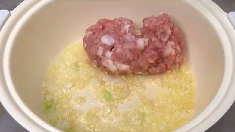 肉末炖豆腐,加入肉末,我这个偷懒,买肉的时候老板就给我直接打成肉末了,再次炫耀一下大福州菜市场的方便。哈哈哈