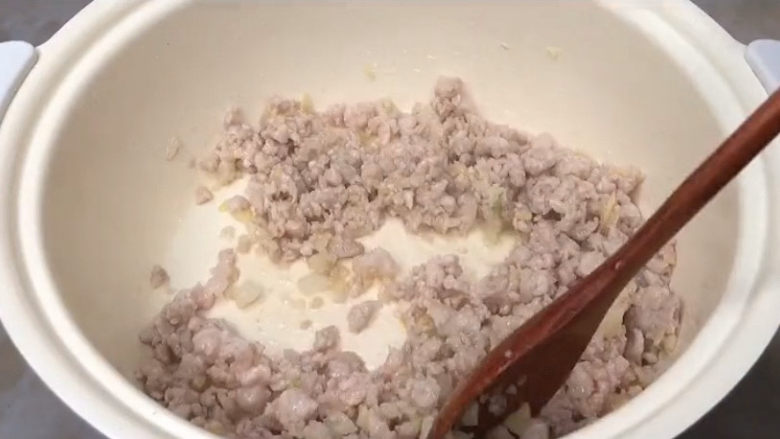 肉末炖豆腐,肉末下锅炒至变色,变白就可以开始调味了。