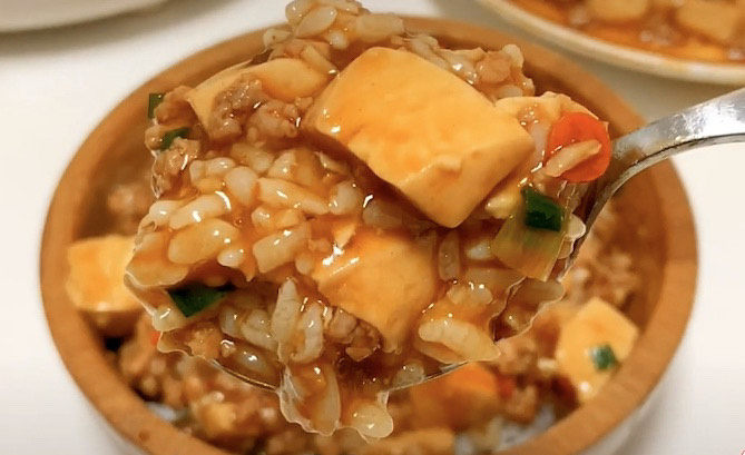 肉末炖豆腐,这道肉末炖豆腐有一个缺点,就是太废饭了,想要减肥的小伙伴就不建议做了。我推荐它的实用方式就是和我一样,浇在米饭上,拌匀了吃,真的不要太好吃。