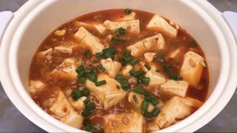 肉末炖豆腐,出锅前来点葱花点缀一下,中国菜必不可少的流程嘛,乡村蜜汁审美,嘻嘻嘻