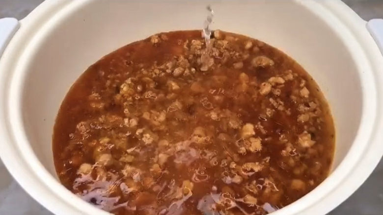 肉末炖豆腐,加入半碗水,开大火煮开