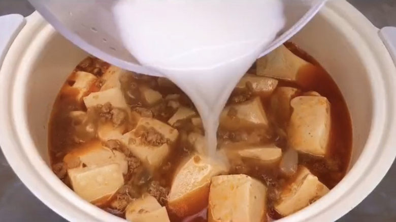 肉末炖豆腐,差不多了,倒入准备好的淀粉水勾芡,大火收汁