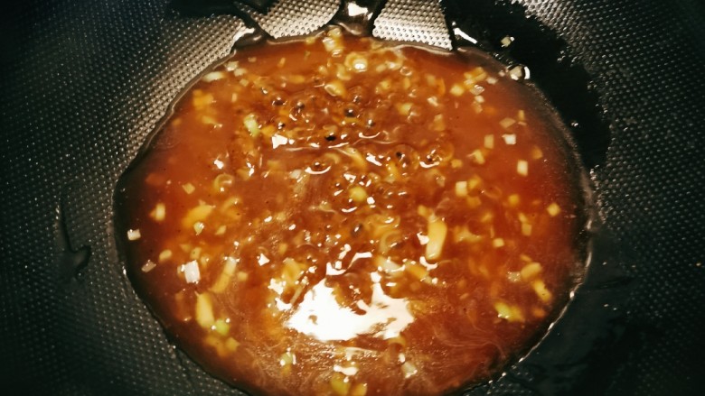 黑胡椒土豆泥,倒入调好的<a style='color:red;display:inline-block;' href='/shicai/ 134333'>黑胡椒</a>汁,煮开关火。