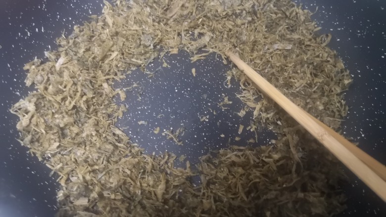 梅干菜烧饼,大火炒出菜香味,锅内无水