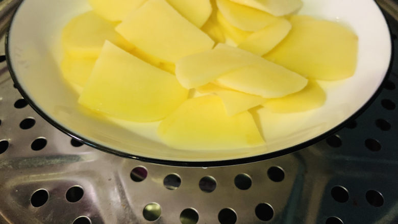 黑胡椒土豆泥,冷水,大火上锅蒸20分钟
