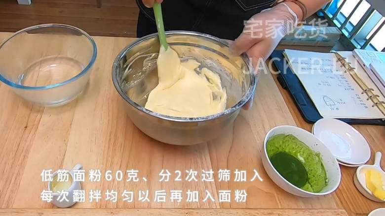 蜂蜜小蛋糕,满满小时候的味道,超松软好吃,方子也超级简单。,每次翻拌均匀以后再面粉加入。(切记不要划圈圈搅拌哦,会消泡)。