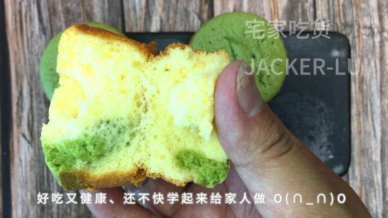 蜂蜜小蛋糕,满满小时候的味道,超松软好吃,方子也超级简单。,一口咬下去满口香浓,没放凉就被扫光啦。