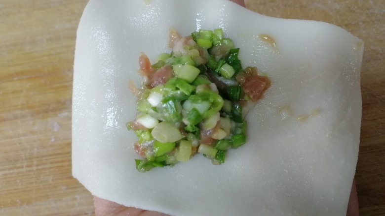 酸辣馄饨,四周抹上清水,中间放入适量馅料。(同时烧水)