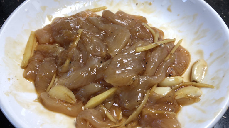 黑椒蒜香鸡肉片,腌制30分钟