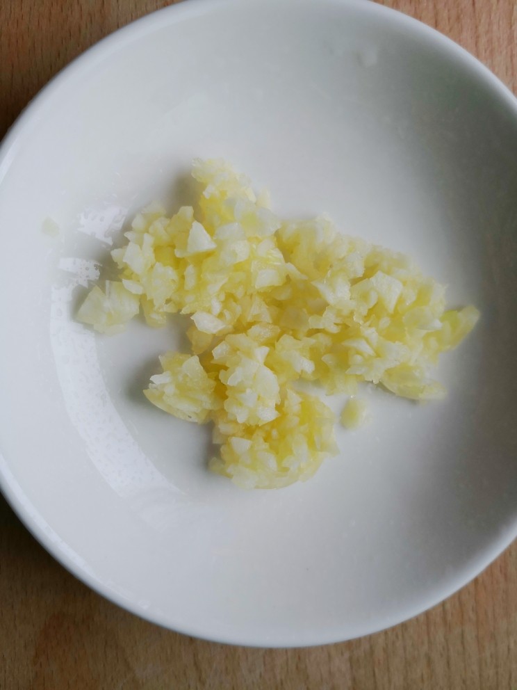 清蒸螃蟹,利用蒸螃蟹的时间调个汁,小碟子里放入蒜末