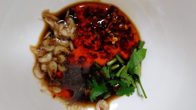 酸辣馄饨,一汤匙<a style='color:red;display:inline-block;' href='/shicai/ 852'>辣椒油</a>，少许即食紫菜。