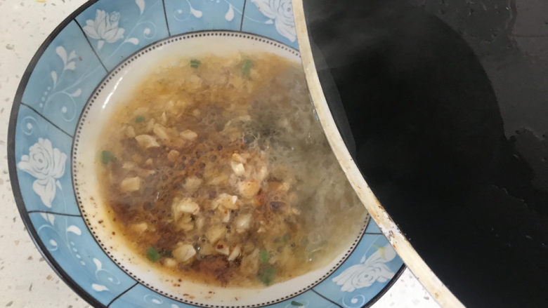 酸辣馄饨,用热油泼一下，激出香味儿