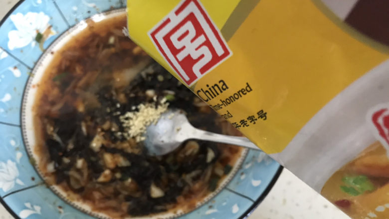 酸辣馄饨,加入适量的鸡精