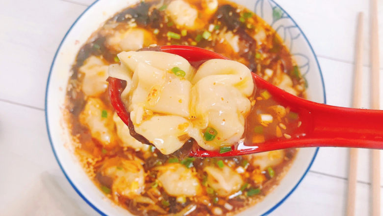 酸辣馄饨,撒上葱花即可开吃了!