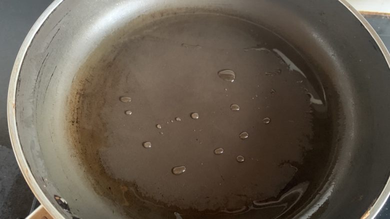 茄子饼,热平底锅,倒油