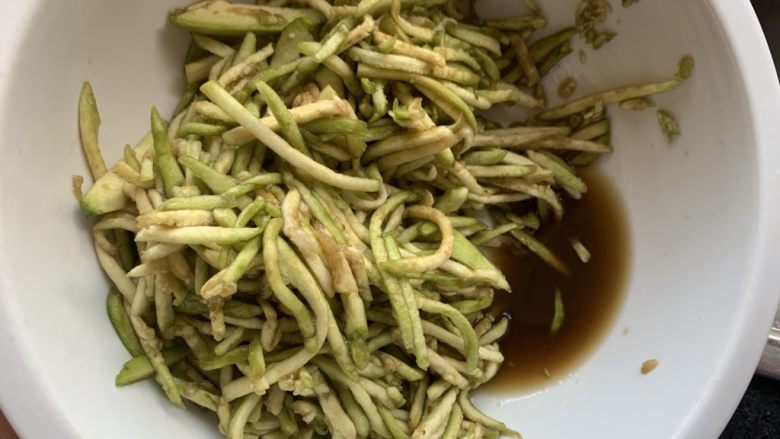 茄子饼,时间到,将腌制出的水倒掉