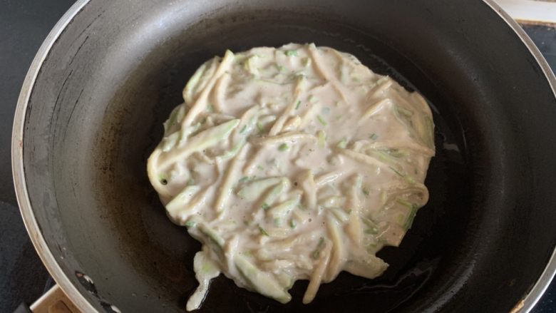 茄子饼,舀入两勺面糊,摊成饼状