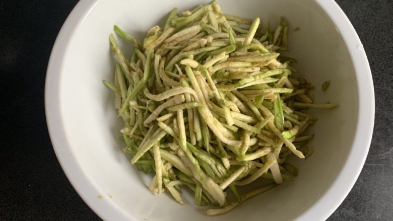 茄子饼,搅拌均匀,腌制十五分钟左右