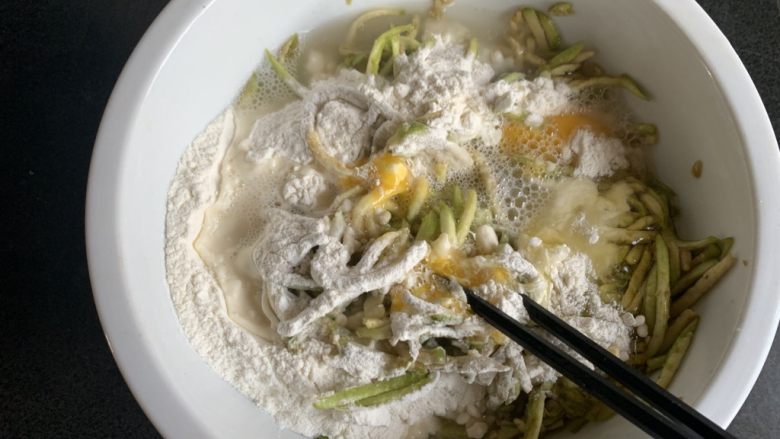 茄子饼,加适量清水,搅拌成面糊